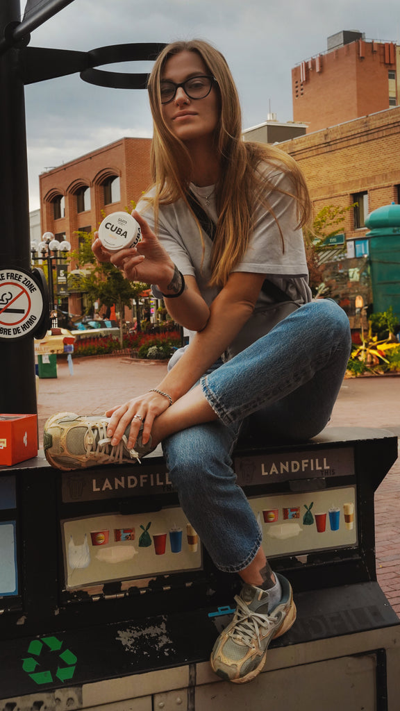 girl holding cuba snus